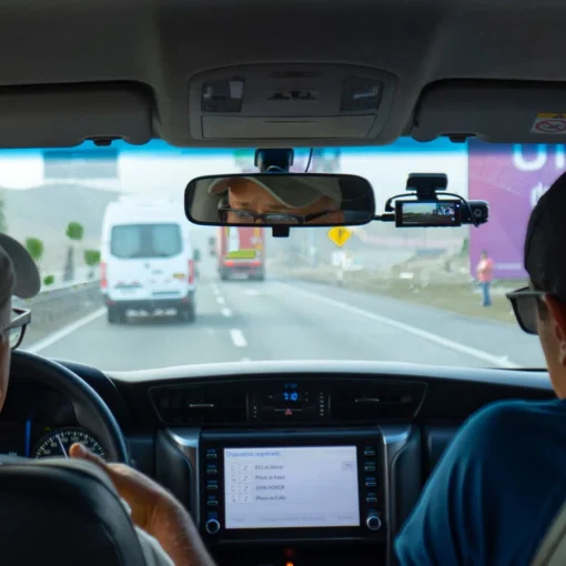 Interior de un vehículo con conductor y acompañante