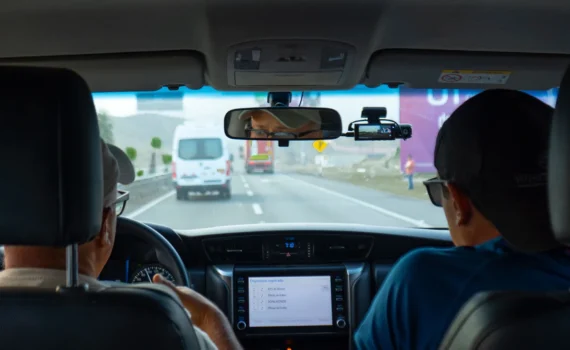 Interior de un vehículo con conductor y acompañante