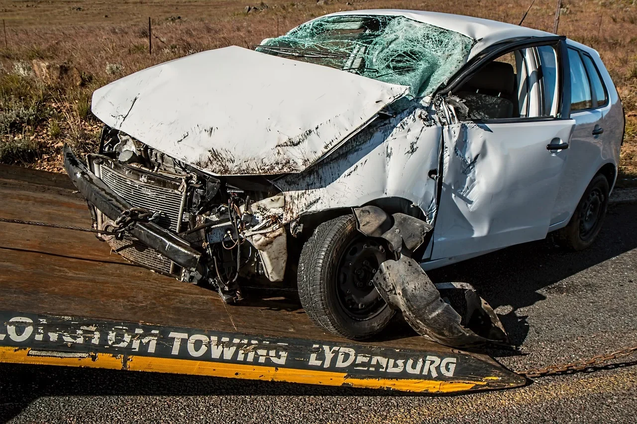 Vehículo con daños importantes después de un accidente de tráfico