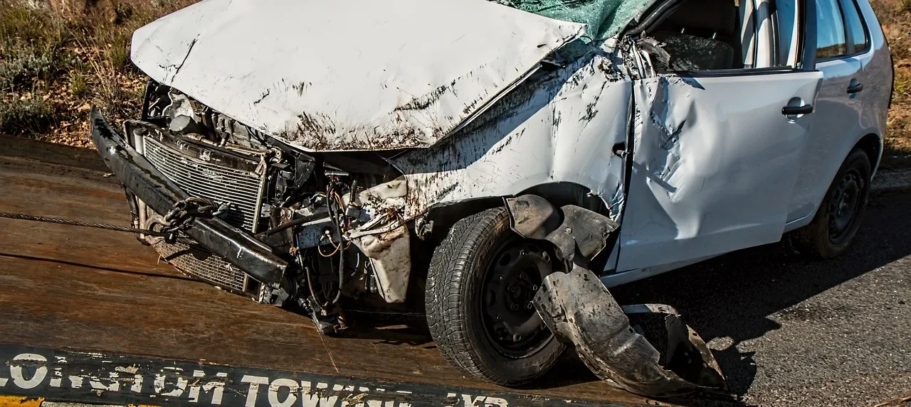 Vehículo dañado después de un accidente de tráfico