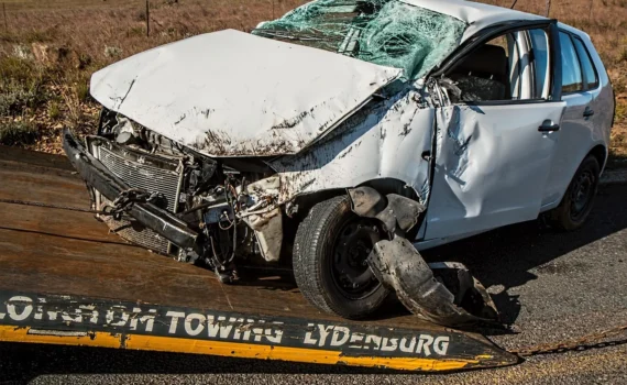 Vehículo dañado después de un accidente de tráfico